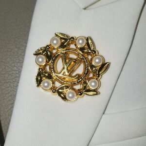 Fashion Gold and Pearl Leaf Brooch
